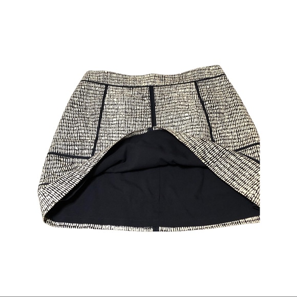 Ann Taylor size 8 ladies navy & cream colored skirt. - Picture 4 of 7